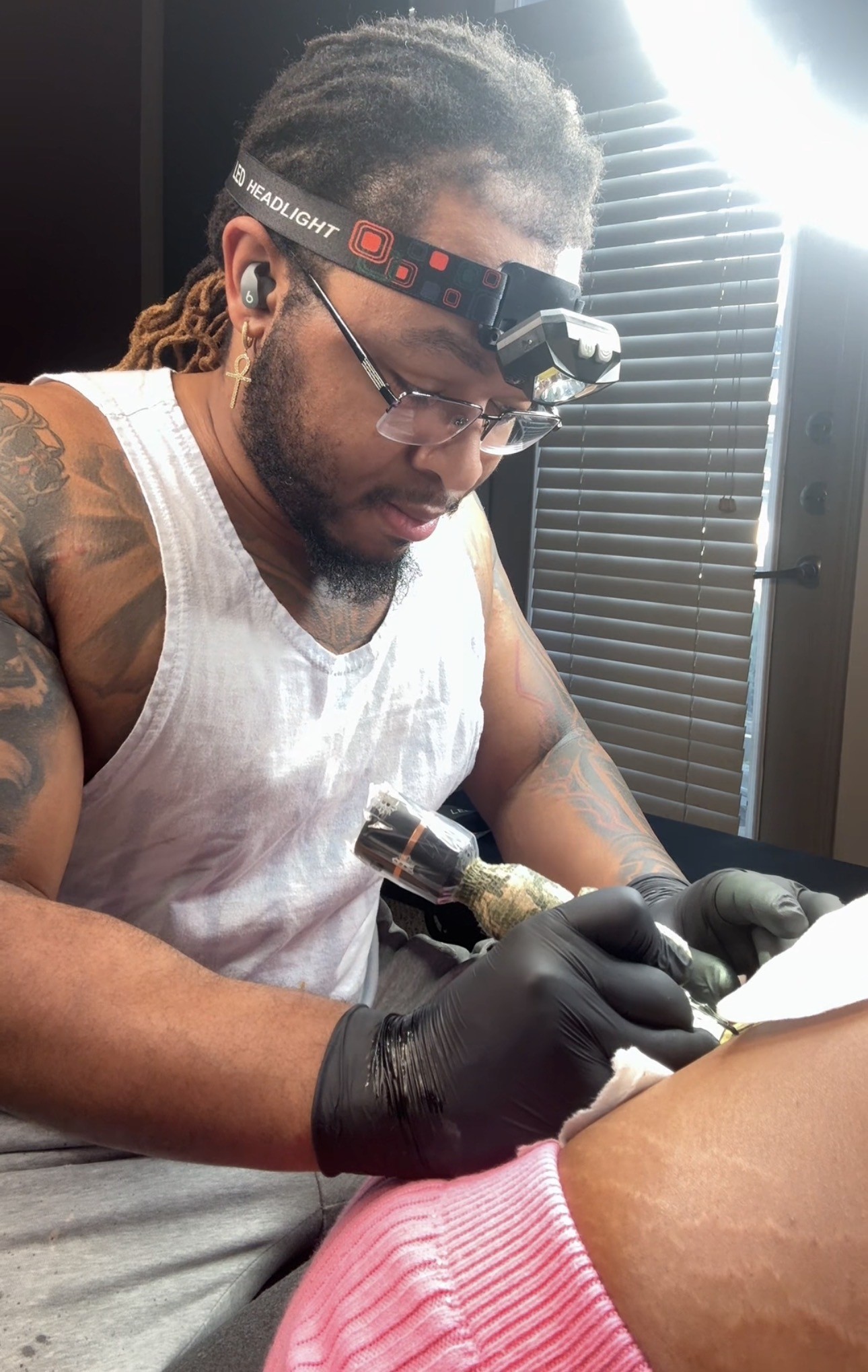 KeDeriusC working on a custom tattoo